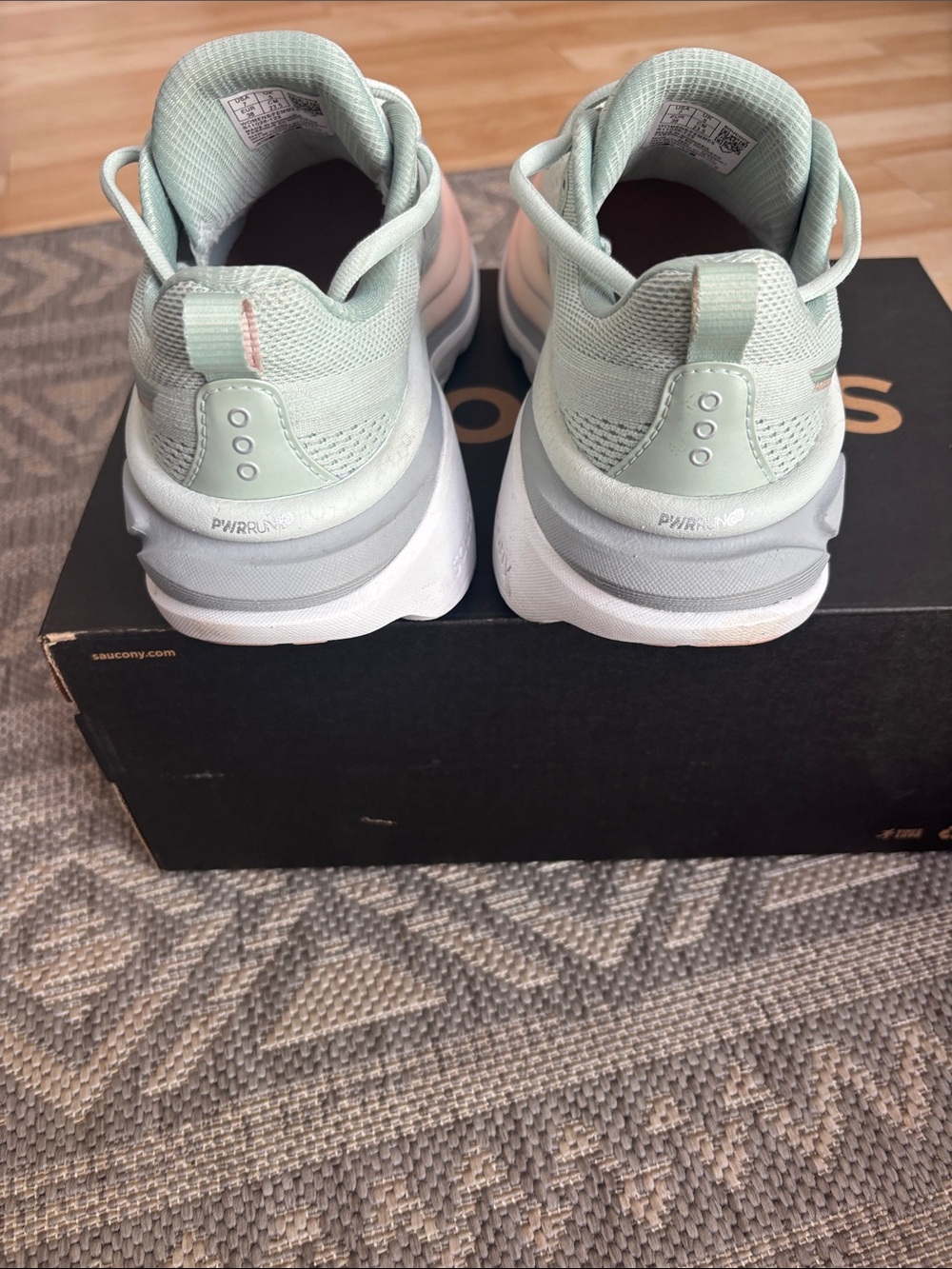 Saucony Hurricane25 Women's Mint & Pink Running Shoes.  Size 7 - Picture 4 of 5